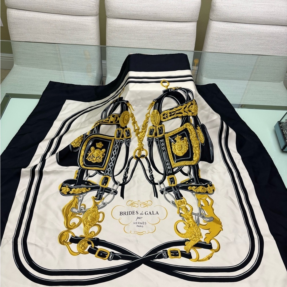 Authentic Hermès Carré 90 Silk Scarf - Picture 2 of 9